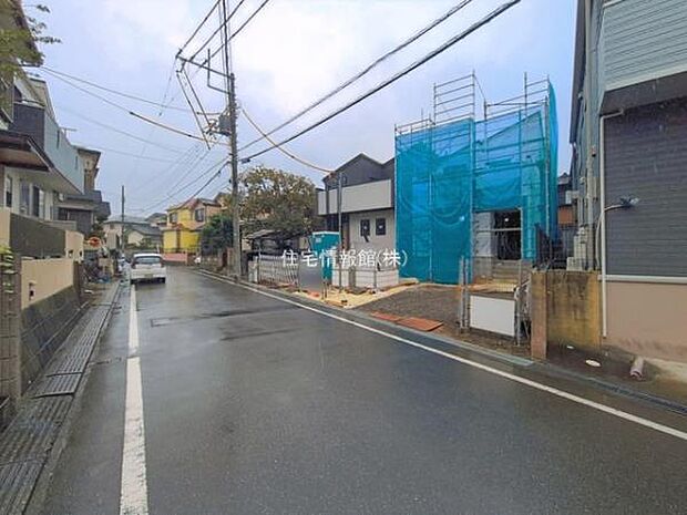 前面道路を含めた現地写真です。