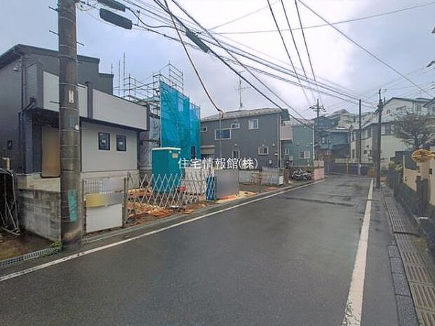 前面道路を含めた現地写真です。