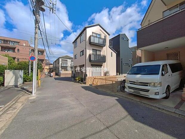 前面道路を含めた現地写真です。
