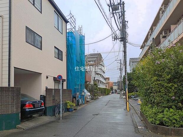 前面道路を含めた現地写真です。