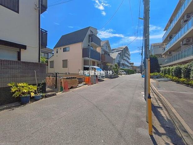 前面道路を含めた現地写真です。