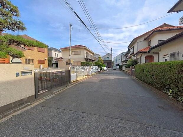 前面道路を含めた現地写真です。