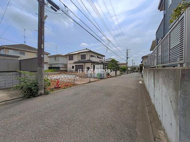 前面道路を含めた現地写真です。