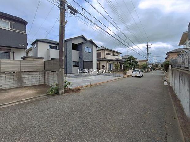 前面道路を含めた現地写真です。