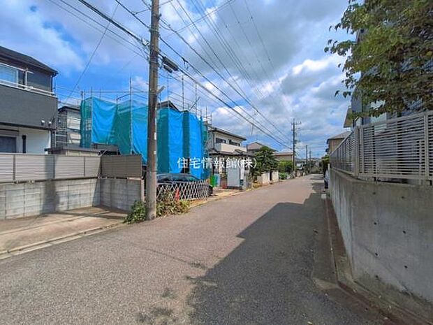 前面道路を含めた現地写真です。