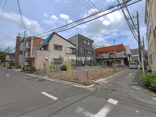 前面道路を含めた現地写真です。