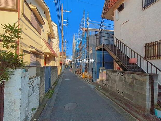 前面道路を含めた現地写真です。