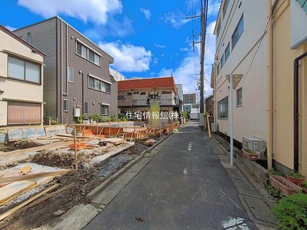 前面道路を含めた現地写真です。
