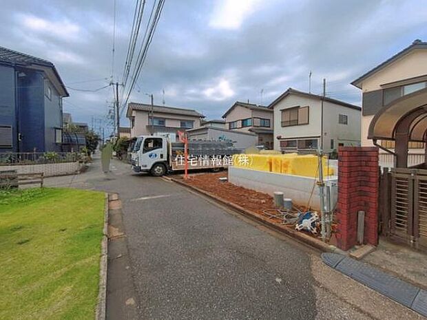 前面道路を含めた現地写真です。