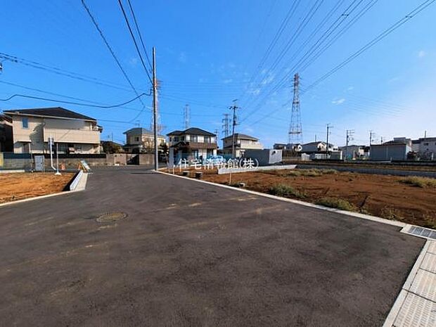 前面道路を含めた現地写真です。