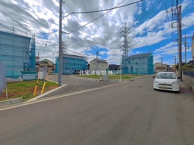 前面道路を含めた現地写真です。
