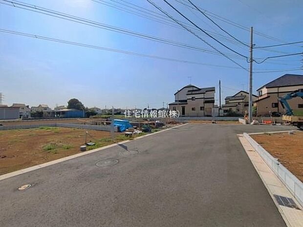 前面道路を含めた現地写真です。