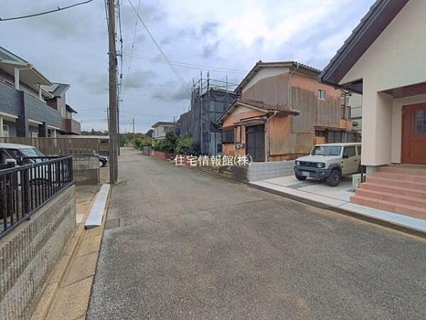 前面道路を含めた現地写真です。