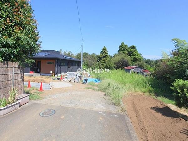 前面道路を含めた現地写真です。