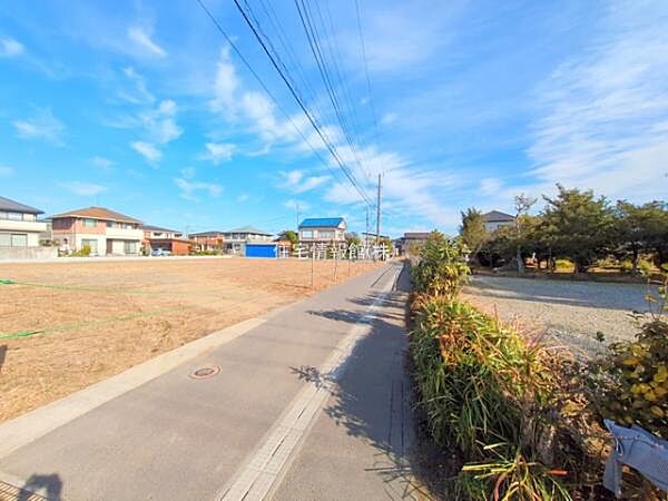 前面道路を含めた現地写真です。