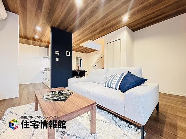 家族団らんの場所としてゆったりと居心地の良いリビングです。