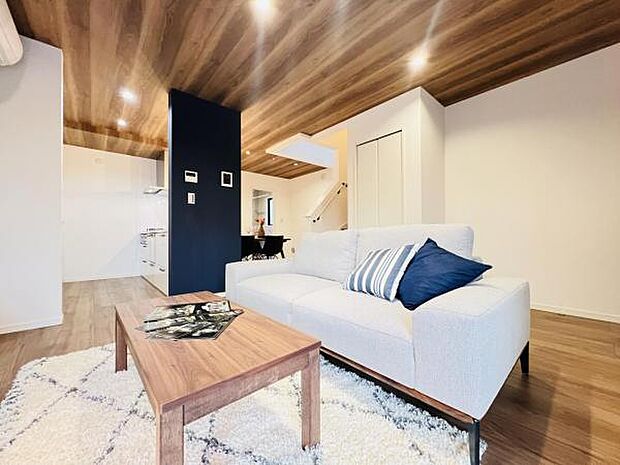 家族団らんの場所としてゆったりと居心地の良いリビングです。