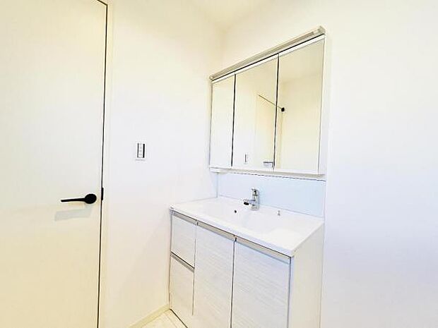 洗面化粧台です。朝の身支度から1日が始まります。