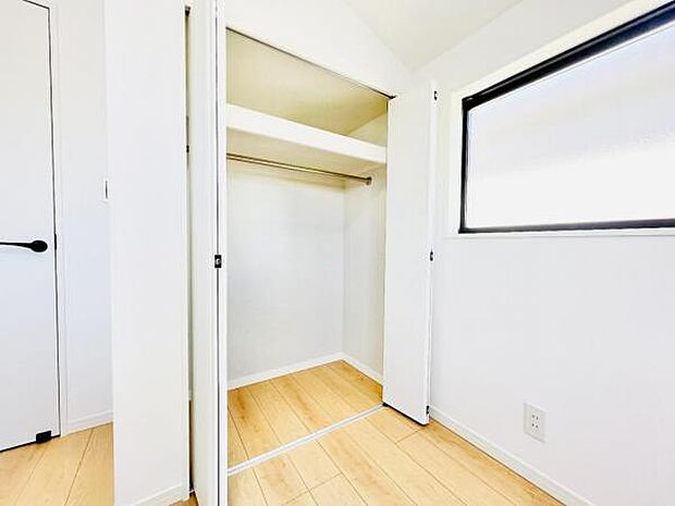 いつでもお部屋をスッキリお使い頂ける収納スペースを設置。