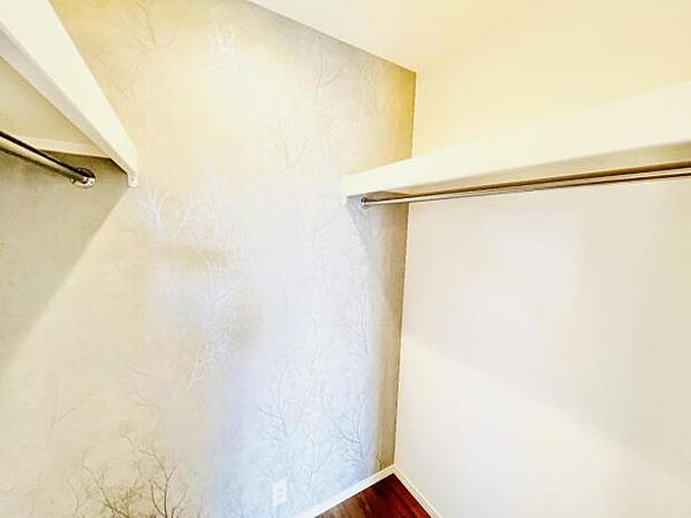 ウォークインクローゼットがあり収納スペースも豊富。季節物もスッキリ片付きそうです。