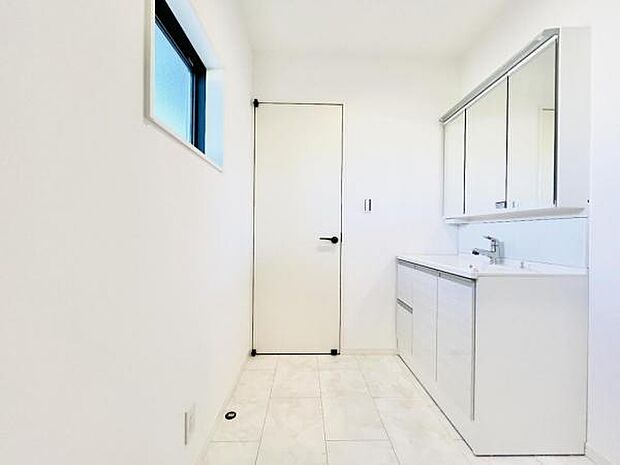 脱衣所は小さなお子様がいるご家庭にも重宝されます。