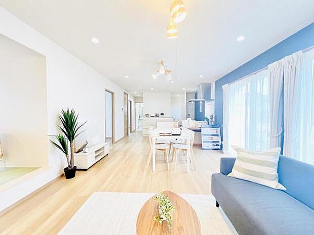 お食事中もキッチンと会話が楽しめるダイニングスペース。