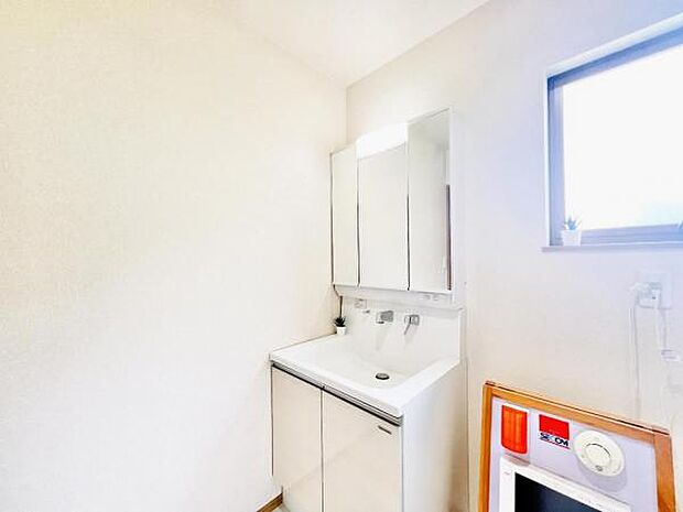 洗面化粧台です。朝の身支度から1日が始まります。