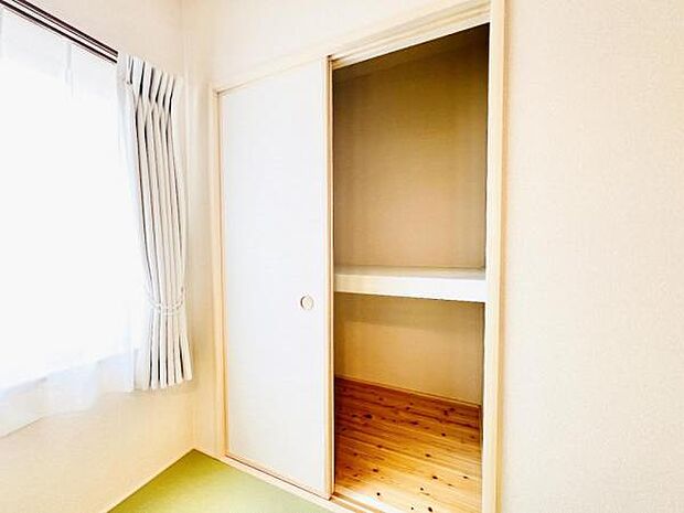 いつでもお部屋をスッキリお使い頂ける収納スペースを設置。