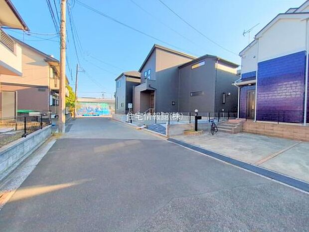 前面道路を含めた現地写真です。