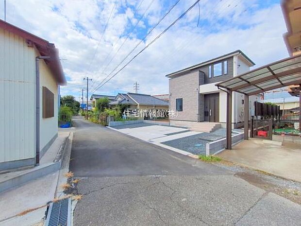 前面道路を含めた現地写真です。