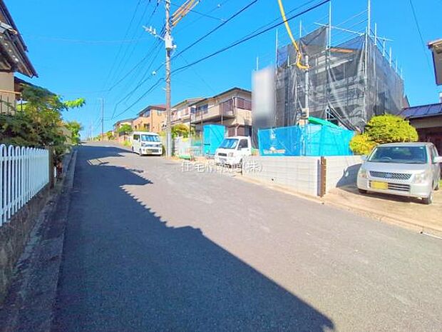 前面道路を含めた現地写真です。