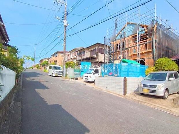 前面道路を含めた現地写真です。