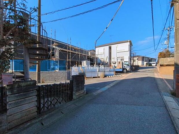 前面道路を含めた現地写真です。