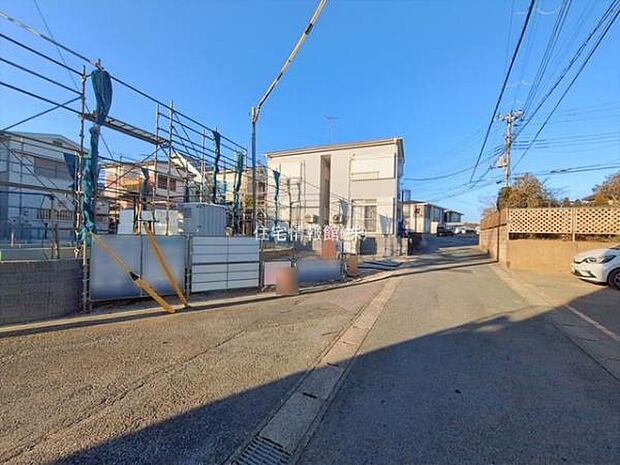 前面道路を含めた現地写真です。