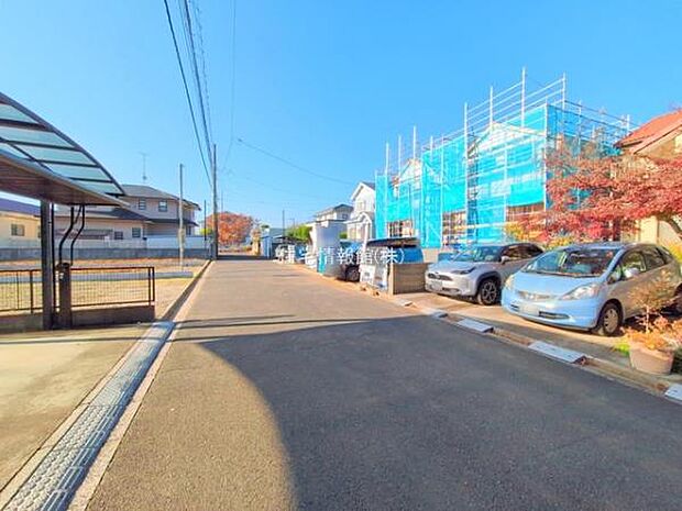 前面道路を含めた現地写真です。