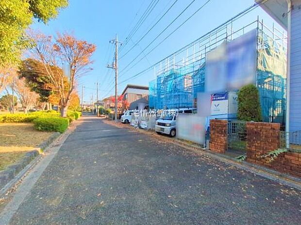 前面道路を含めた現地写真です。