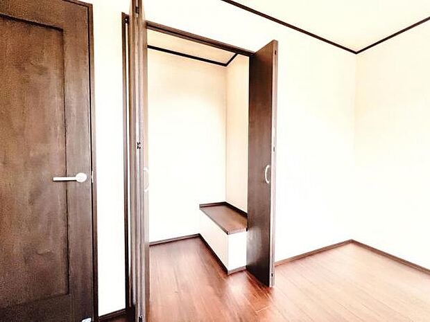 いつでもお部屋をスッキリお使い頂ける収納スペースを設置。