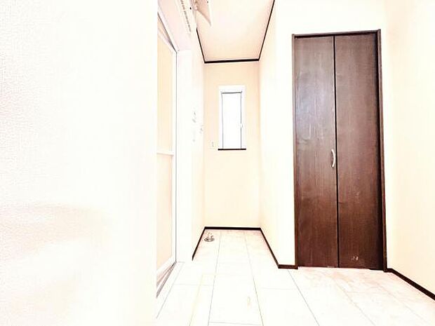 ランドリースペースです。身支度を整えながら洗濯機の操作を行えます。