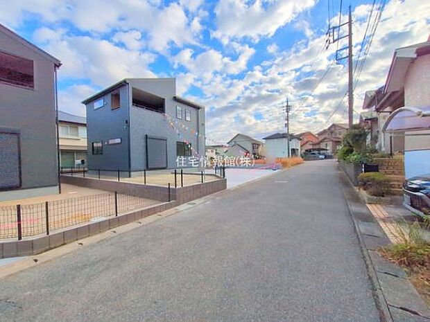 前面道路を含めた現地写真です。