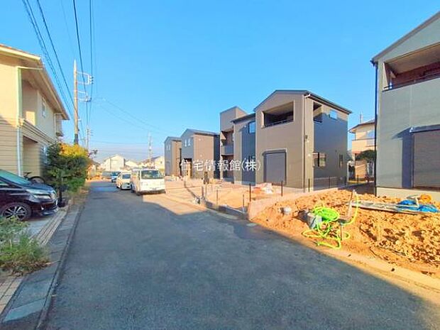 前面道路を含めた現地写真です。