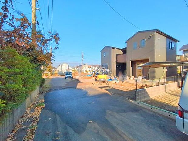 前面道路を含めた現地写真です。