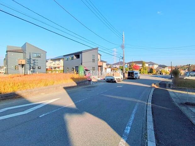 前面道路を含めた現地写真です。