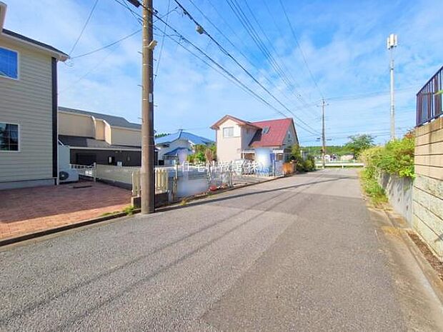 前面道路を含めた現地写真です。