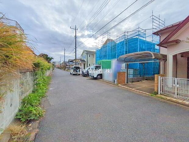 前面道路を含めた現地写真です。