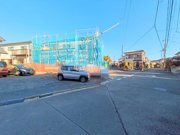 前面道路を含めた現地写真です。