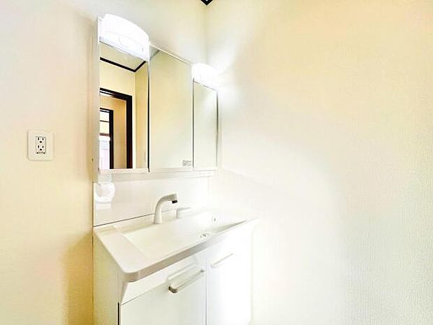 洗面化粧台です。朝の身支度から1日が始まります。