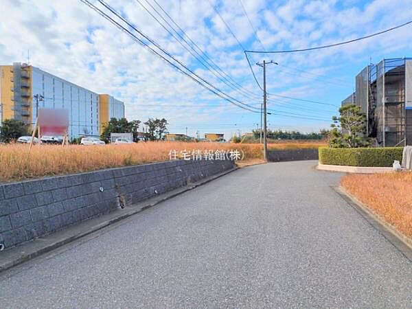 前面道路を含めた現地写真です。