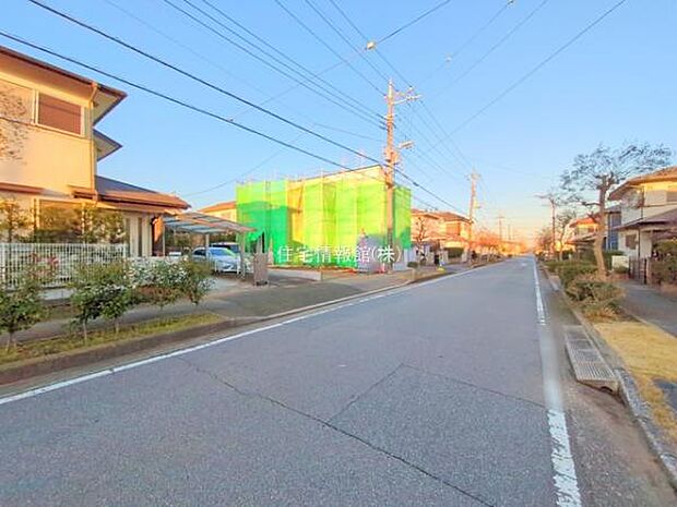 前面道路を含めた現地写真です。