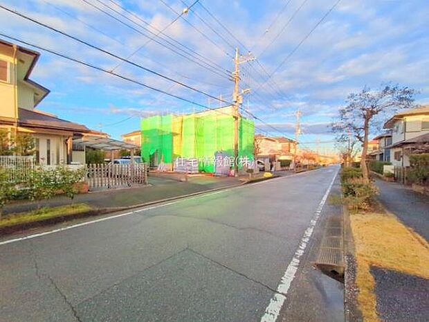 前面道路を含めた現地写真です。