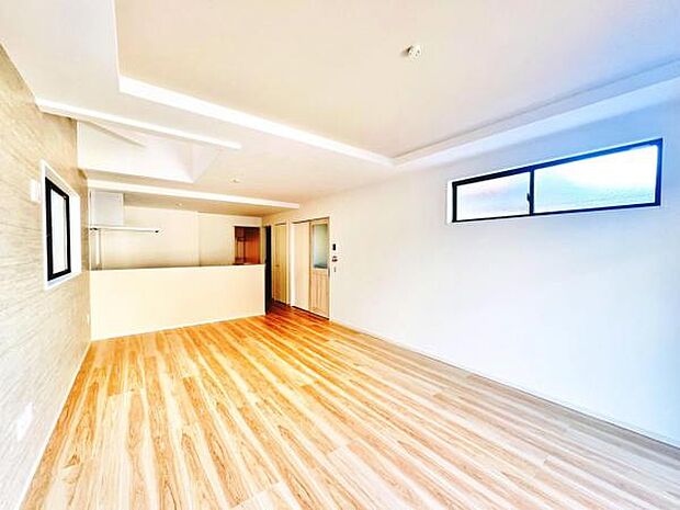 お食事中もキッチンと会話が楽しめるダイニングスペース。